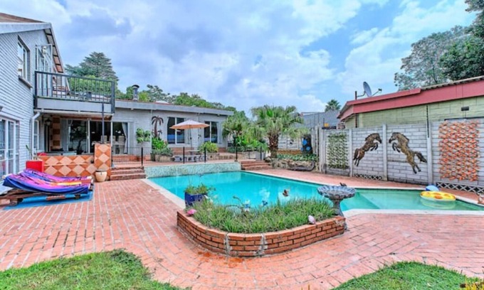 Woodmead Apartment | Adva's restful haven with inverter!