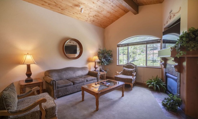 Midway Villa | Adventure Hub~Nordic Ski, Snowmobile & Ice Fishing Villa 3039-1