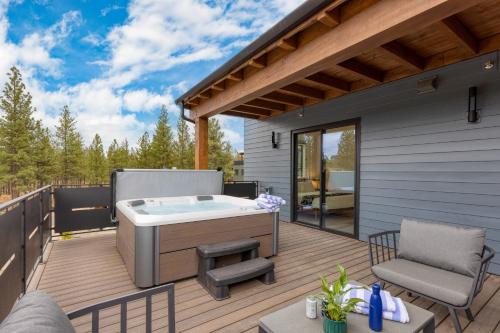Bend House | Aerie Chic 4 Unit Buyout 10BDR Hot Tub Mountain Views Mins to Downtown