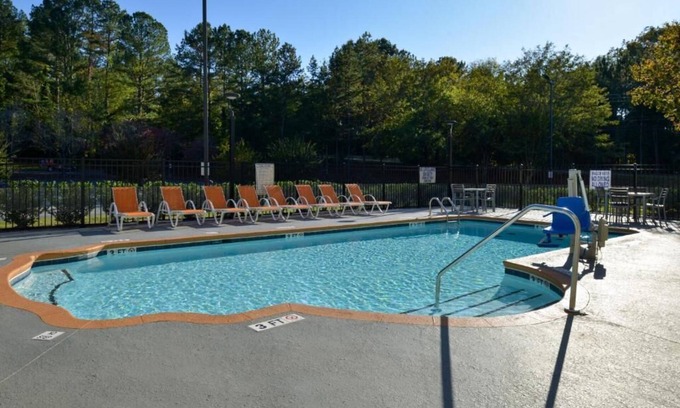Clemson Hotel | Affordable Retreat near Clemson University with Pool and Free Breakfast