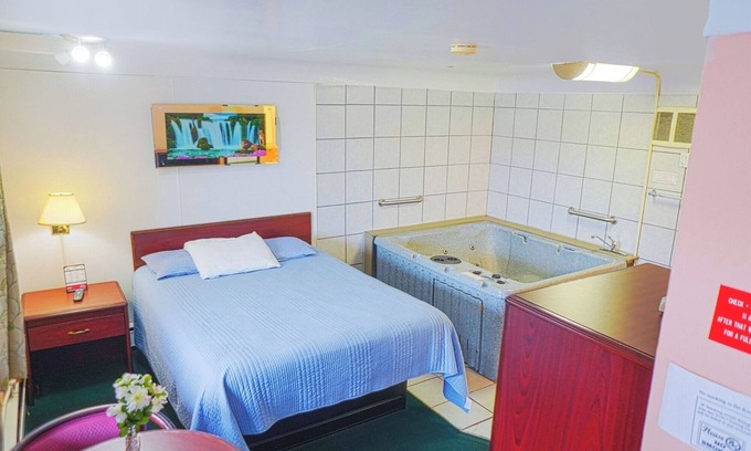 Bay City Hotel | Affordable Retreat w/Private Bath – Perfect for Exploring Bay City on a Budget