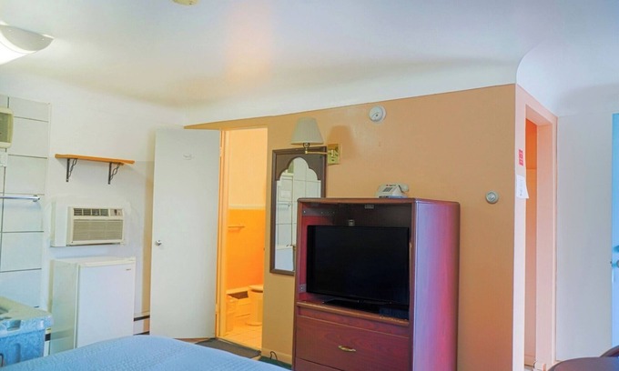 Bay City Hotel | Affordable Retreat w/Private Bath – Perfect for Exploring Bay City on a Budget