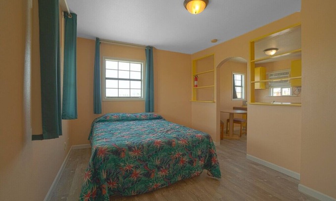 North Beach Hotel | Affordable Room Near Aquarium – Pets Allowed + Free Parking