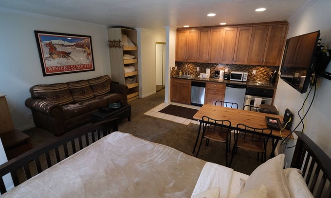 Mammoth Lakes Apartment | Affordable studio close to slope and golf