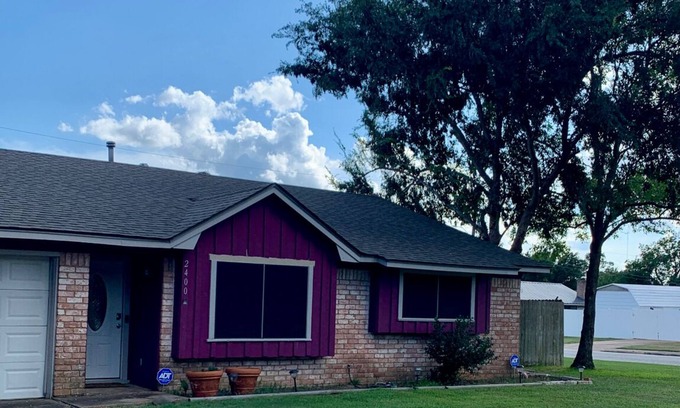 Windover East House | AggieLand Vacation House! Charming 3-BR 2-BA only 3 miles from Texas A&M Campus