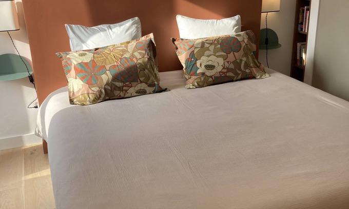 Saint-Lambert Apartment | Air-conditioned apartment with sea view 2 minutes from the beach