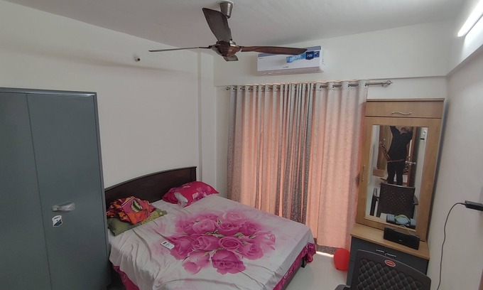 Uddar Apartment | Air-conditioned suite 2 bed and living with gallery