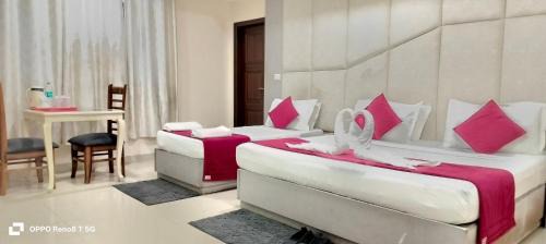 Khattalwada Hotel | Airport Hotel The Paramont Palace Inn New Delhi