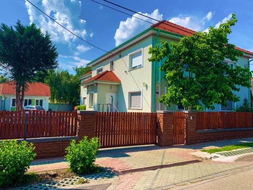 Vecses House | Airport Jazmin Guesthouse