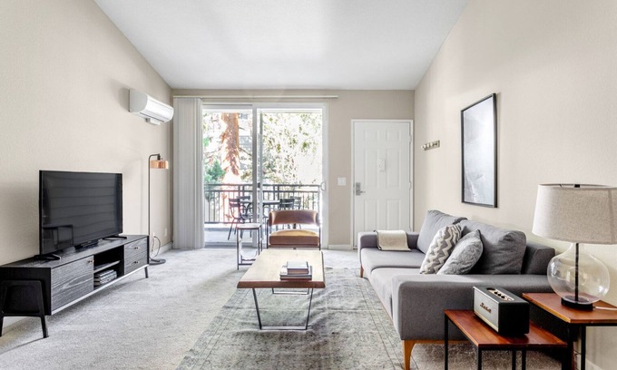 Santa Clara Apartment | Airy Santa Clara 1BR w/Gym, Pool, W/D, walk to Caltrain, by Blueground