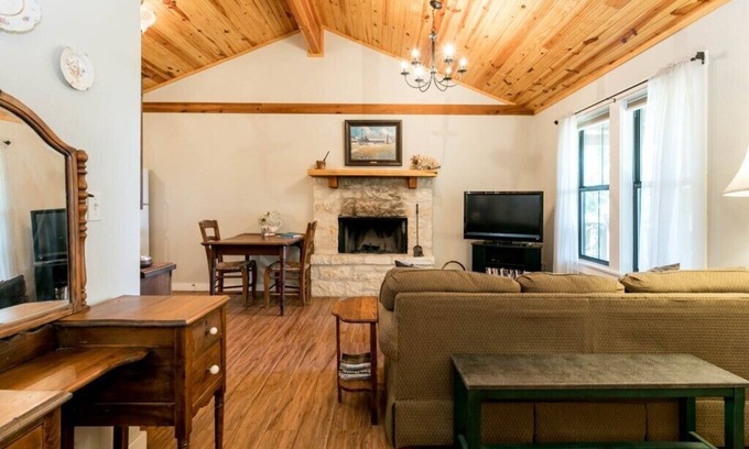 Fredericksburg Cabin | Alamo Spring- Country Cabin | Comfy Cabin