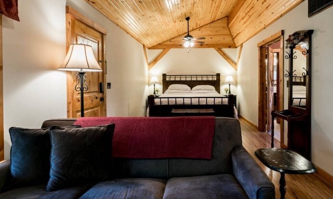 Fredericksburg Cabin | Alamo Springs- The Barn | Relaxing Retreat