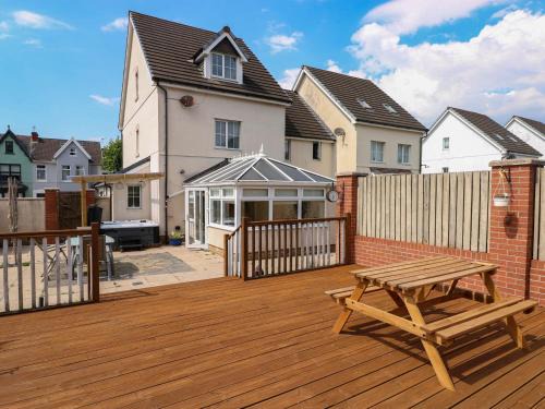 Llanelli House | Alban Road