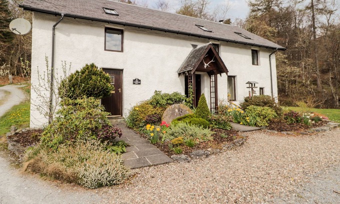 Invergarry Cottage | ALDERNAIG MILL, family friendly, with open fire in Invergarry