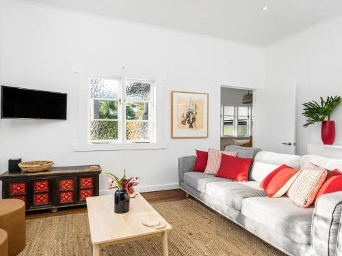 Byron Bay House | Alkira - Boutique cottage - Walk to Clarkes Beach