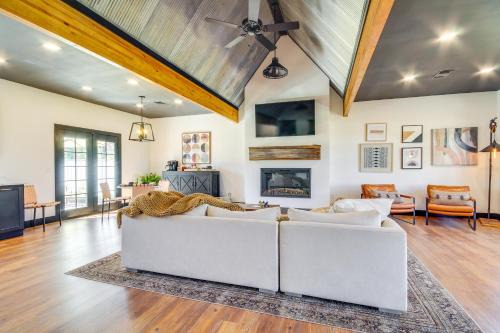 Perkinston House | All About the Buzz Cottage with Patio and Yard!