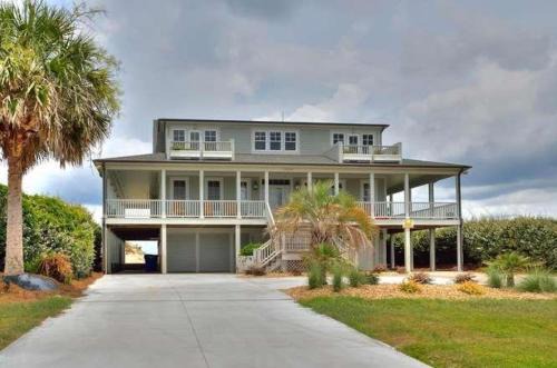 Oak Island House | All Decked Out