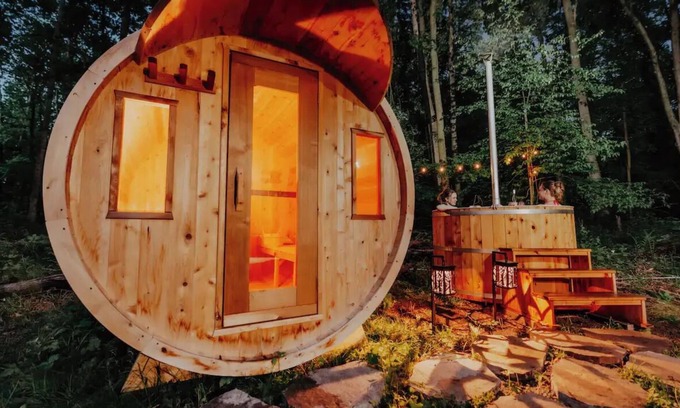 Langton Cabin | All Season Tiny Home in Forest with Sauna, Hot Tub & Wifi