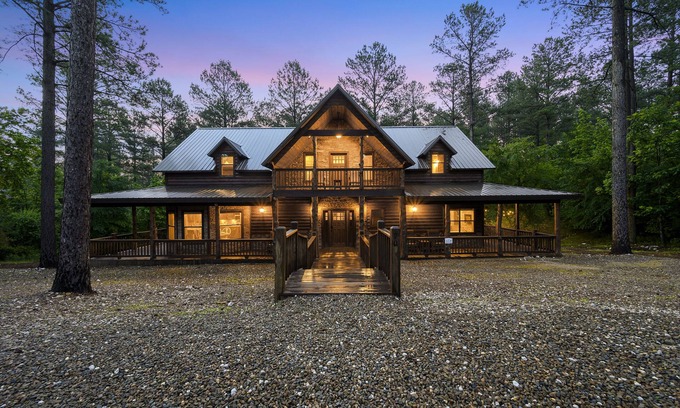 Golden Cabin | 'ALL SPRUCED UP' 5 STAR Luxury Cabin & Sleeps 18-ALL THE AMENITIES!