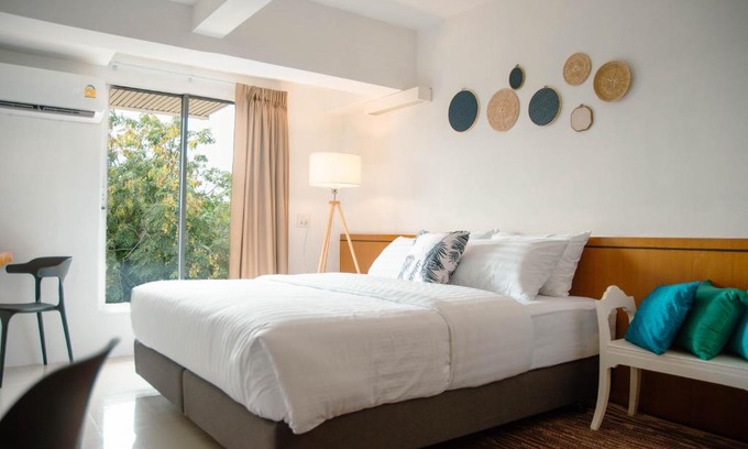 Phra Athit Hotel | Alley & Pier