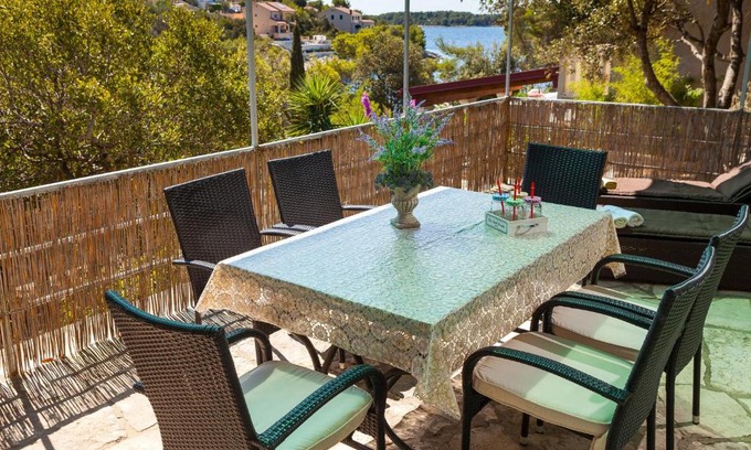 Vela Luka House | Alluring Cottage with Balcony