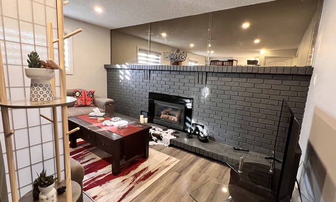 LaSalle House | Alluring Private Bachelor Unit