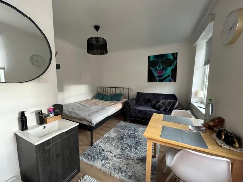 Kesklinn Apartment | Ally's Urban Cozy Studio Juhkentali 42 Tallinn near city centre airport next to bus station