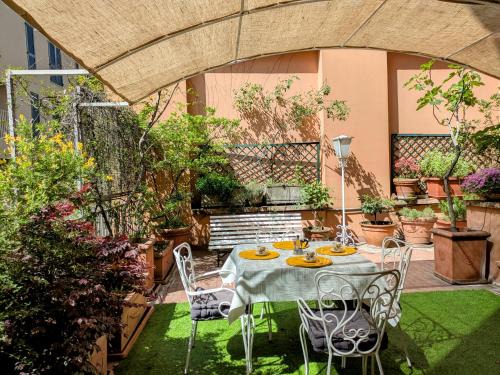 Chinatown Apartment | Alma Vacation Apartment in the centre, big terrace