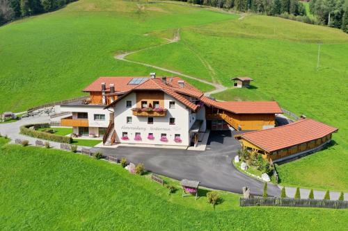 Casola House | ALMRESIDENZ UNTERRAIN -1 km BY CAR DISTANCE SKI SLOPES KRONPLATZ