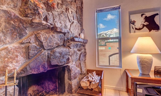 Historic District Apartment | Alpine 203 Condo close to lift