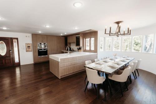 Windham House | Alpine 5BR Chalet 6 min Away to SKI