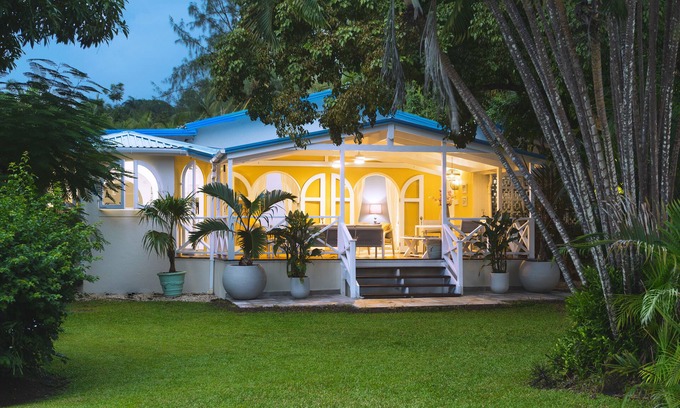 Speightstown Villa | Amazing 5 bedroom villa 4 min walk to Mullins beach with private garden and pool