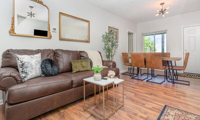 East Price Hill Apartment | Amazing Downtown Views - 3 Minutes to Downtown!