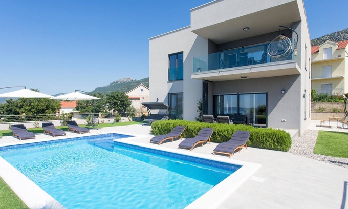 Kastel Kambelovac House | Amazing home in Kastel Kambelovac