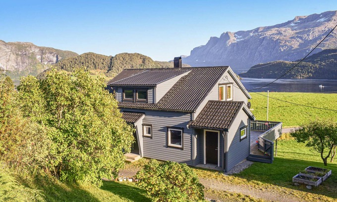 Askvoll House | Amazing home in Kvammen with WiFi