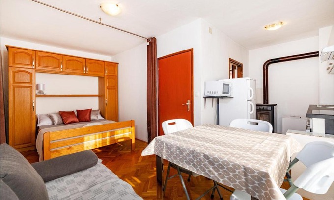 Rovanjska House | Amazing home in Rovanjska with 1 Bedrooms