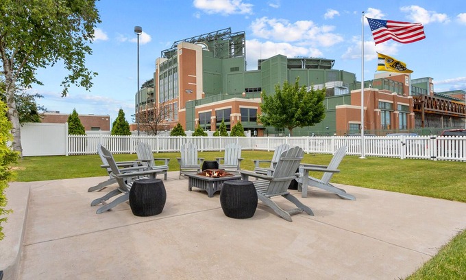 Ashwaubenon House | AMAZING LAMBEAU FIELD IN YOUR BACKYARD-RESERVE THE BEAUTIFUL STADIUM HOUSE NOW!