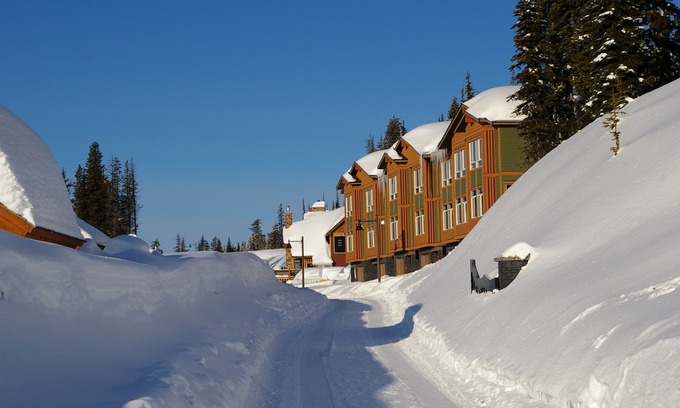 Snow Pine Estates House | AMAZING Ski in Ski Out with Private Hot Tub - 2 Primary suites