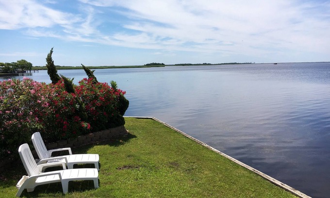 Sandbridge Cottage | Amazing Sunsets! Waterfront-Pet Friendly-Pickleball!