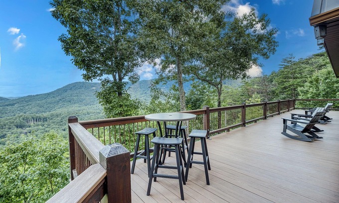 Blue Ridge Cabin | Amazing Views-Game Room-Wrap around decks-Hot tub