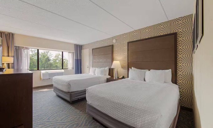 South Loop Apartment | Amenity Rich Double Queen Suite