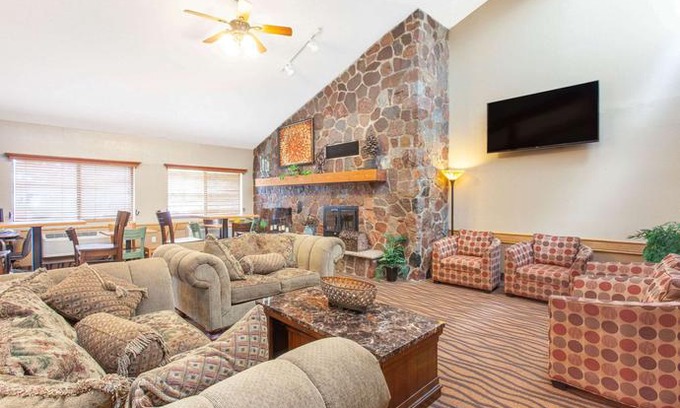 Ham Lake Hotel | AmericInn by Wyndham Ham Lake