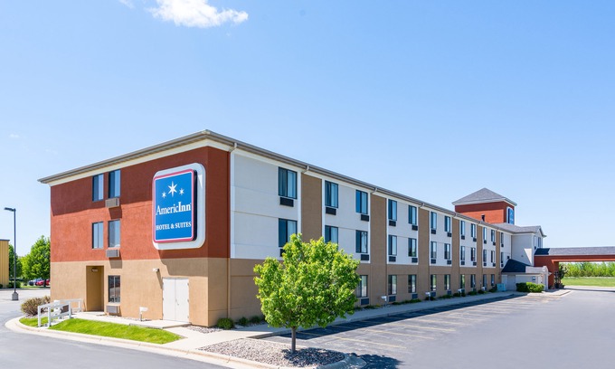 Rochester Hotel | AmericInn by Wyndham Rochester Airport