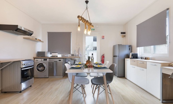 Bain Boeuf Apartment | AMIS Monica - Two Bedroom Apartment, Sleeps 6