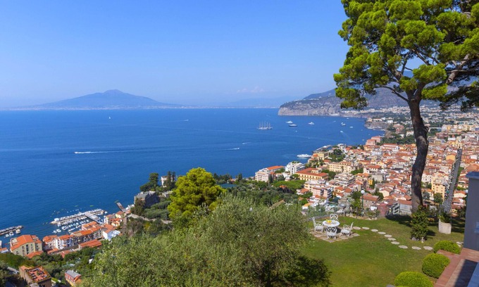 Sorrento Villa | AMORE RENTALS -Villa Giada with Swimming Pool, Garden, Sea View and Parking