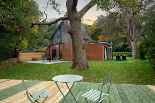 London Borough of Harrow Ski Chalet | Amos Lodge Deluxe Accommodation