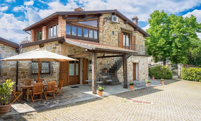 Poppi Villa | An authentic Tuscan stone house in an exellent location with amazing green views