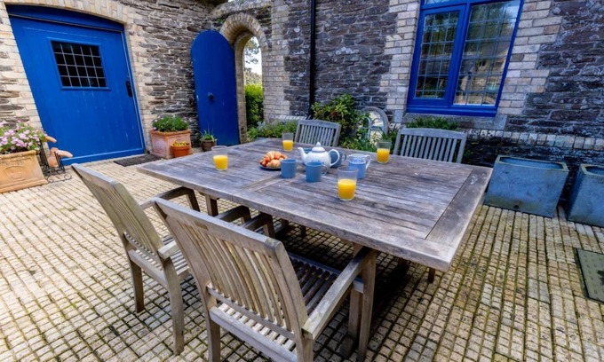 Noss Mayo House | An elegant and spacious Grade II Listed farmhouse