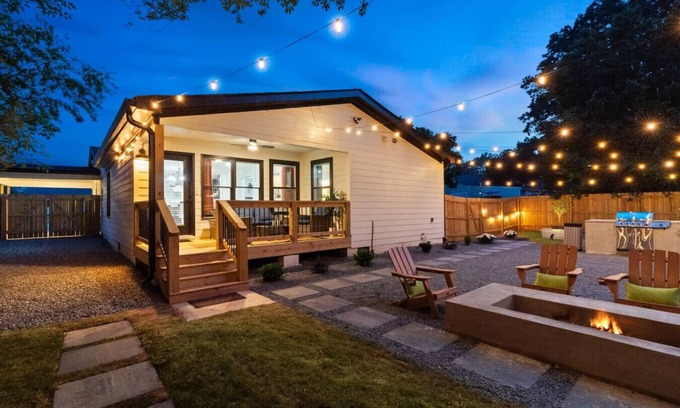 Smyrna House | An Entertainment Oasis Near The Battery, Sleeps 10