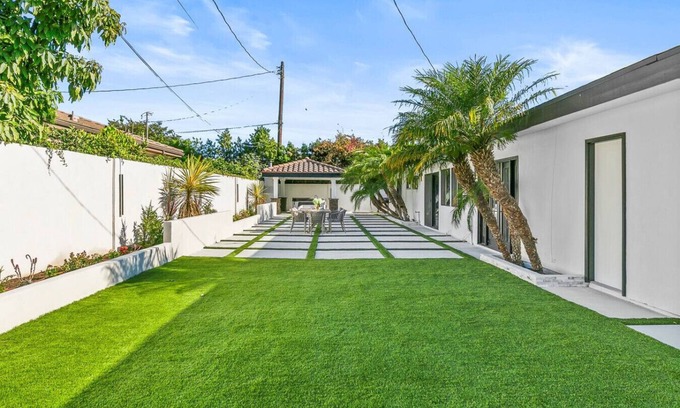 Southwest Anaheim House | AN12-ST1- Modern Home w/hot tub